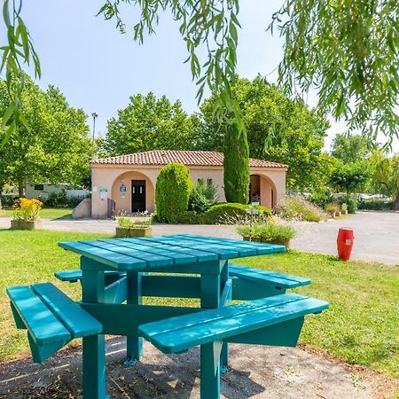 Camping Sites Et Paysages Les Pres Hauts 锡斯特龙 外观 照片