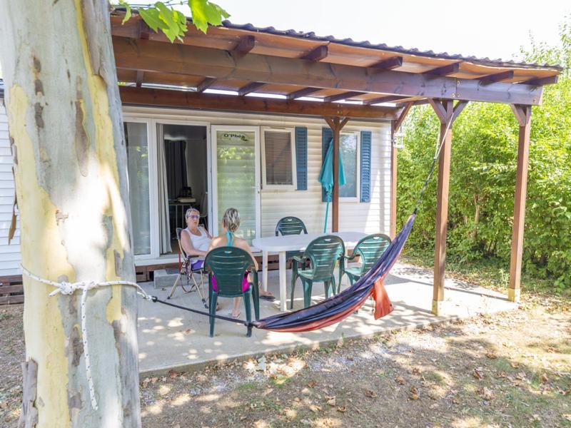 Camping Sites Et Paysages Les Pres Hauts 锡斯特龙 外观 照片