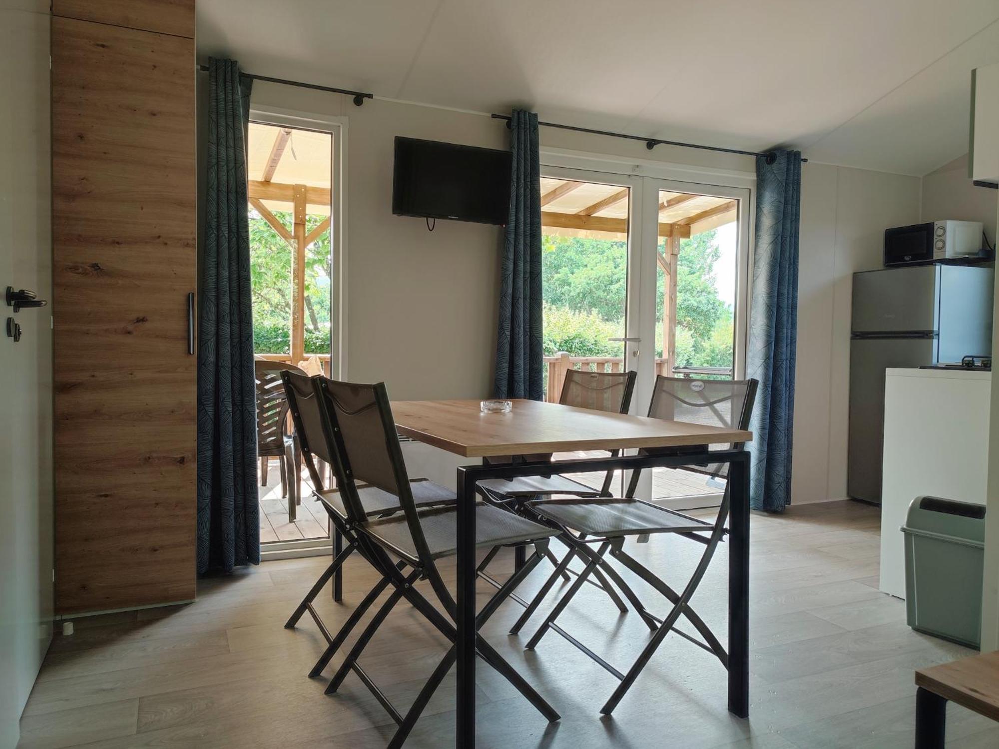 Camping Sites Et Paysages Les Pres Hauts 锡斯特龙 外观 照片