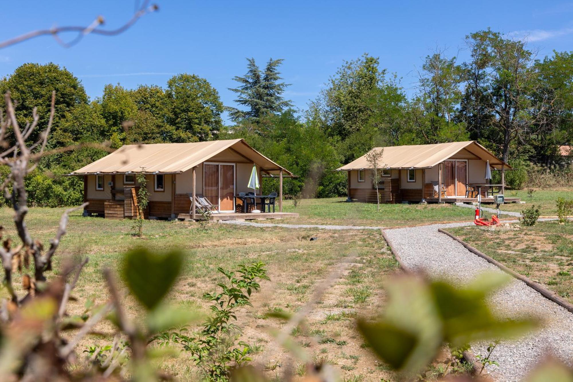 Camping Sites Et Paysages Les Pres Hauts 锡斯特龙 外观 照片