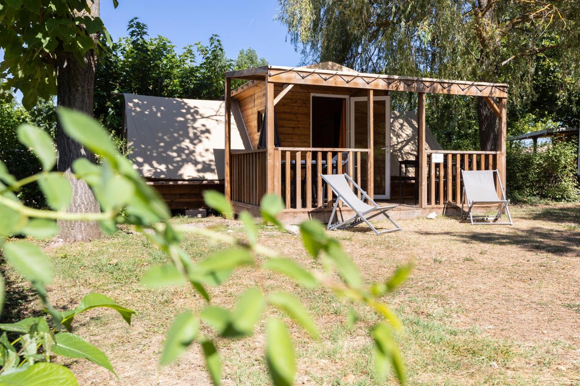 Camping Sites Et Paysages Les Pres Hauts 锡斯特龙 外观 照片