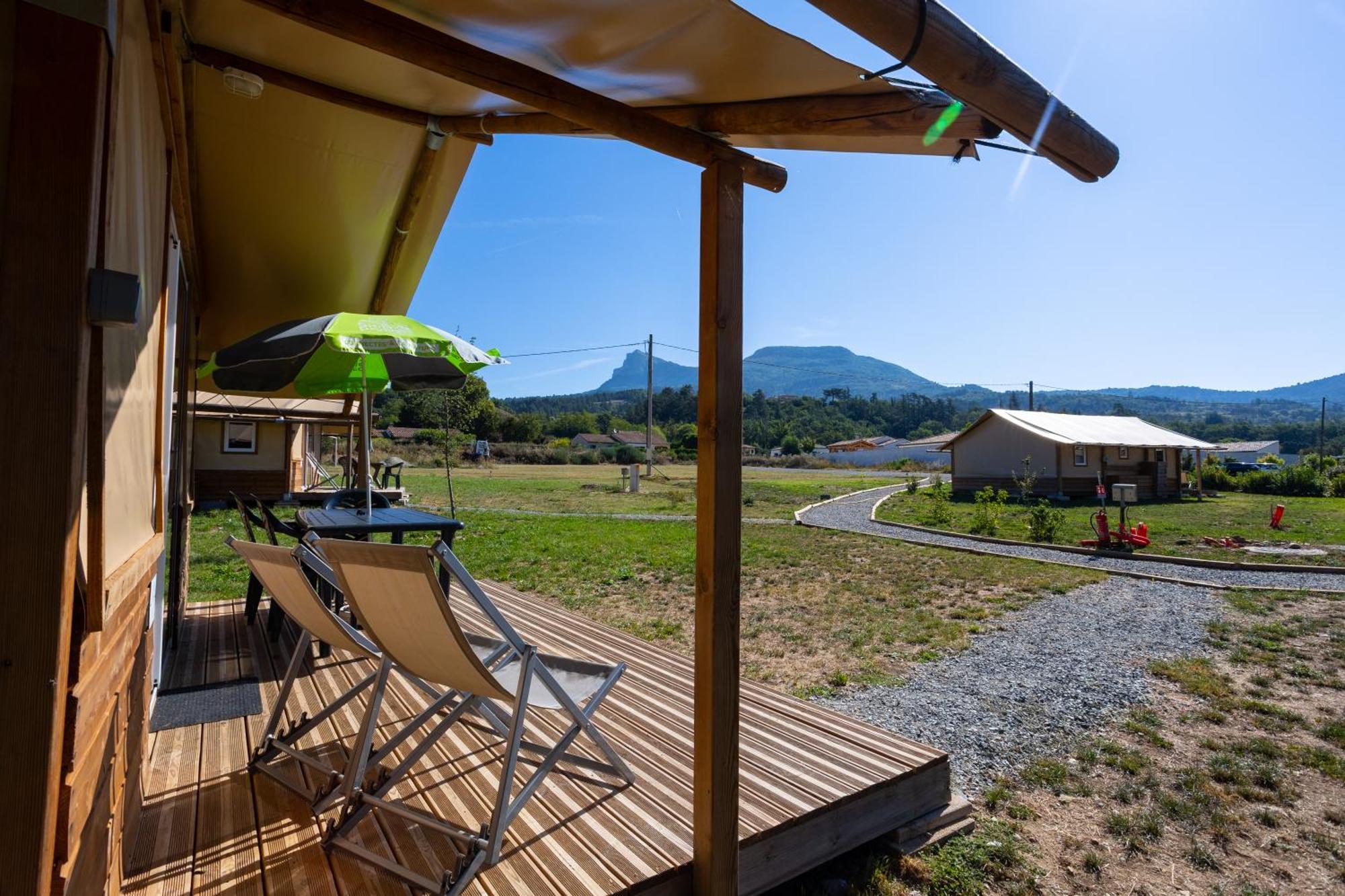 Camping Sites Et Paysages Les Pres Hauts 锡斯特龙 外观 照片